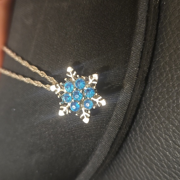 Jewelry - Snowflake Necklace